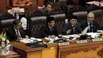 Ketua DPR Ade Komarudin (kedua kanan) mengesahkan RUU Pengampunan Pajak (Tax Amnesty) dan RAPBNP 2016 saat memimpin sidang Paripurna DPR, Jakarta, Selasa (28/6). Sidang tersebut dihadiri 261 anggota DPR dari total 558 anggota. (Liputan6.com/Johan Tallo)