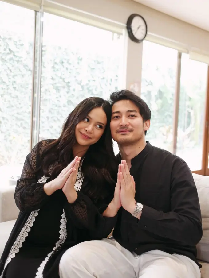 Hanggini Pancarkan Aura Keibuan di Lebaran, Makeup Minimalis dan Outfit Hitam Jadi Highlight