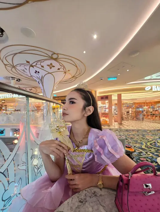 Di lain look, Mahalini Raharja tetap pilih tas Hermes ini kala dirinya menjadi Rapunzel di atas kapal [@mahaliniraharja]