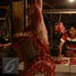 Seorang pedagang daging sedang merapikan barang dagangannya, Jakarta, Senin (22/6/2015). Harga daging sapi kembali normal setelah sebelumnya sempat mengalami kenaikan hingga mencapai Rp.110rb/kg. (Liputan6.com/Yoppy Renato)