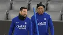 <p>Kylian Mbappe dan Lionel Messi dari PSG mengikuti sesi latihan di Munich, Jerman, Selasa (7/3/2023). PSG akan bertanding melawan Bayern Muenchen pada leg 2 babak 16 besar Liga Champions 2022/2023 di Allianz Arena. (AP Photo/Matthias Schrader)</p>