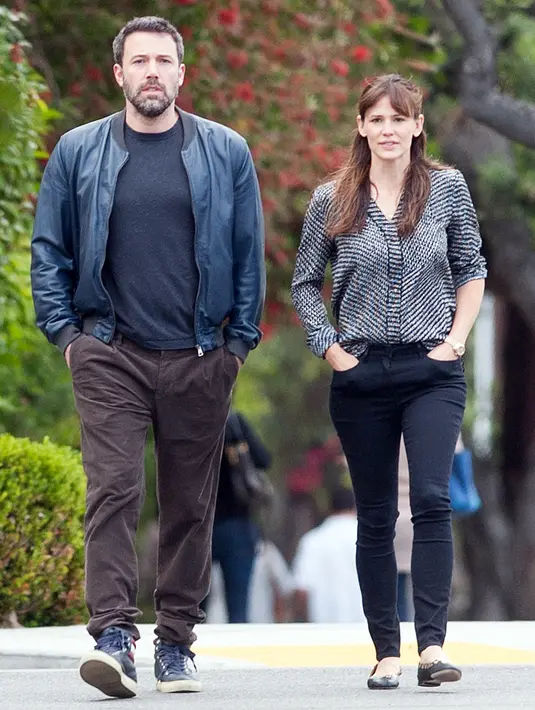 Jennifer Garner dan Ben Affleck sendiri sudah miliki tiga anak. Meski berpisah dari tahun 2015, namun proses perceraian mereka belum selesai. (Us Weekly)