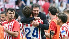 Pelatih Atletico Madrid, Diego Simeone, memeluk anak asuhnya saat merayakan kemenangan atas Real Madrid pada laga Liga Spanyol 2025/2026 di Stadion Wanda Metropolitano, Sabtu (27/9/2025). (AFP/Javier Soriano)
