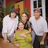 Intip bagaimana Yuni Shara menjalankan perannya sebagai single parent (@yunishare36)