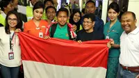 Pemain Timnas Indonesia, Andik Vermansyah (tengah) berfoto bersama penggemarnya di Bandara Soekarno Hatta, Tangerang, Minggu (18/12).  (Liputan6.com/Helmi Fithriansyah)