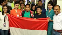 Pemain Timnas Indonesia, Andik Vermansyah (tengah) berfoto bersama penggemarnya di Bandara Soekarno Hatta, Tangerang, Minggu (18/12).  (Liputan6.com/Helmi Fithriansyah)