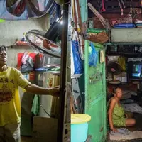 Apa hidup yang kamu jalani seperti pria ini, yang hidup di tempat sempit dan harus tidur sambil berdiri diaat tertentu. (Foto: AFP)