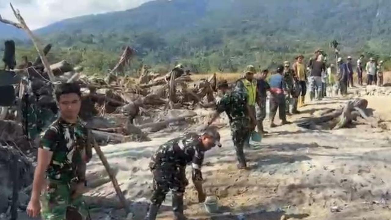 Sinergi TNI dan Warga Aceh Perbaiki Jembatan Pascabencana