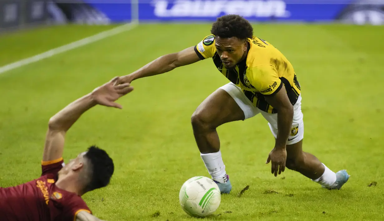 Penyerang Vitesse, Lois Openda berebut bola dengan bek AS Roma, Roger Ibanez 
pada pertandingan leg pertama babak 16 Liga Europa di stadion Gelredome di Arnhem, Belanda, Jumat (11/3/2022). Roma menang tipis atas Vitesse 1-0. (AP Photo/Peter Dejong)
