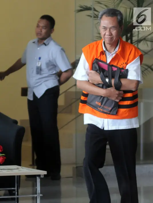 Kepala Badan Perencanaan Pembangunan Daerah (BPPD) Kabupaten Bandung Barat Adiyoto mengenakan rompi oranye usai menjalani pemeriksaan di gedung KPK, Jakarta, Senin (14/5). (Merdeka.com/Dwi Narwoko)