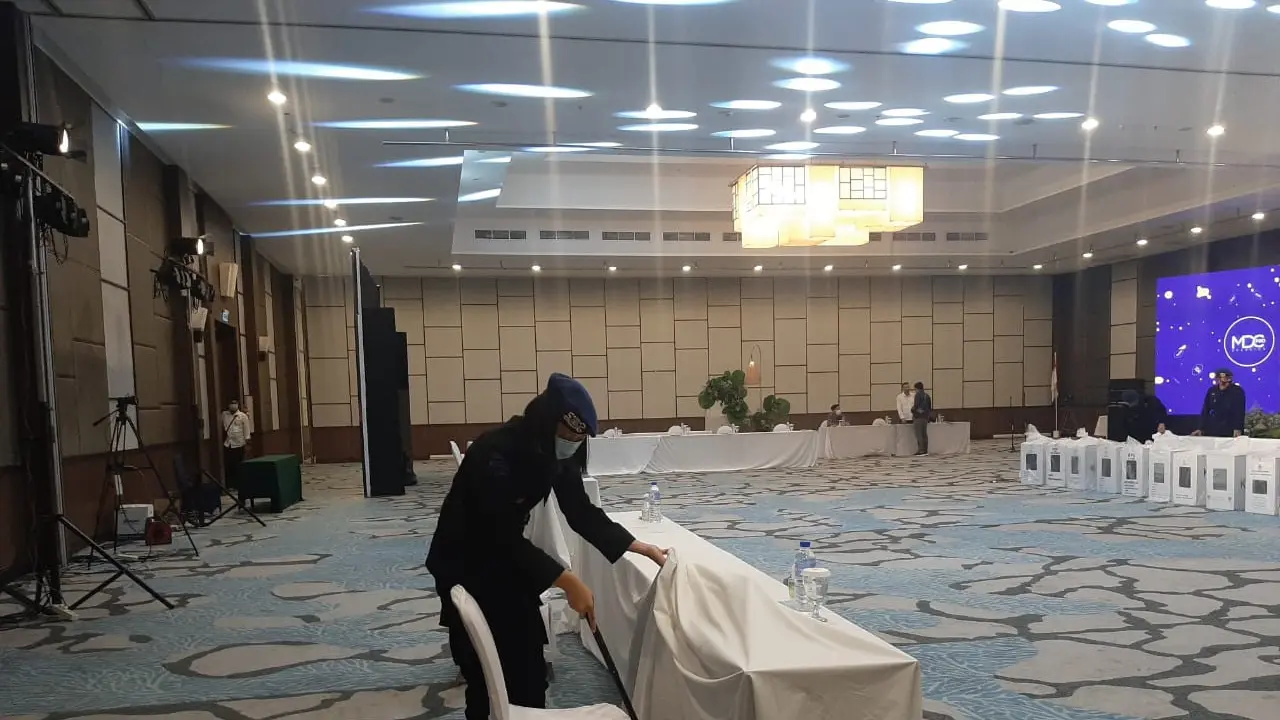Tim Jibom Satbrimob Polda Sulut yang dipimpin Panit I Subden II Jibom Aipda A Mashanafi menyisir seluruh sudut ruangan yang menjadi tempat berlangsungnya kegiatan Rapat Pleno.