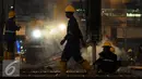 Pekerja Dinas Bina Marga DKI Jakarta melakukan perbaikan dan perawatan jalan 'Underpass' di kawasan Pondok Indah, Jakarta, Selasa (28/11). Perbaikan dan perawatan jalan tersebut guna mengantisipasi musim hujan. (Liputan6.com/Helmi Afandi)