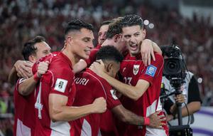 Timnas Indonesia merayakan gol yang dicetak Ole Romeny ke gawang China dalam laga Kualifikasi Piala Dunia 2026 zona Asia di Stadion Utama Gelora Bung Karno (SUGBK) Senayan, Jakarta, Kamis (5/6/2025). (Bola.com/Bagaskara Lazuardi)