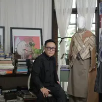 Melihat rancangan wastra ala Deden Siswanto yang bersiluet city look di Parade Wastra Nusantara 2025