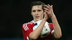 Pemain Great Britain & Ireland XI, Brooklyn Beckham, memberikan aplaus usai bertanding pada laga amal melawan World XI di Old Trafford, Inggris, Sabtu (14/11/2015) dini hari WIB. (Action Images via Reuters/Alex Morton)