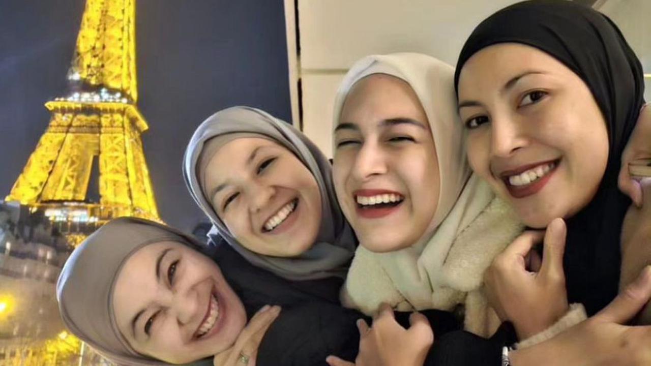 7 Potret Kekompakan Geng Berhijab dari Liburan ke Paris hingga Umrah Bareng, Ada Natasha Rizky hingga Nina Zatulini