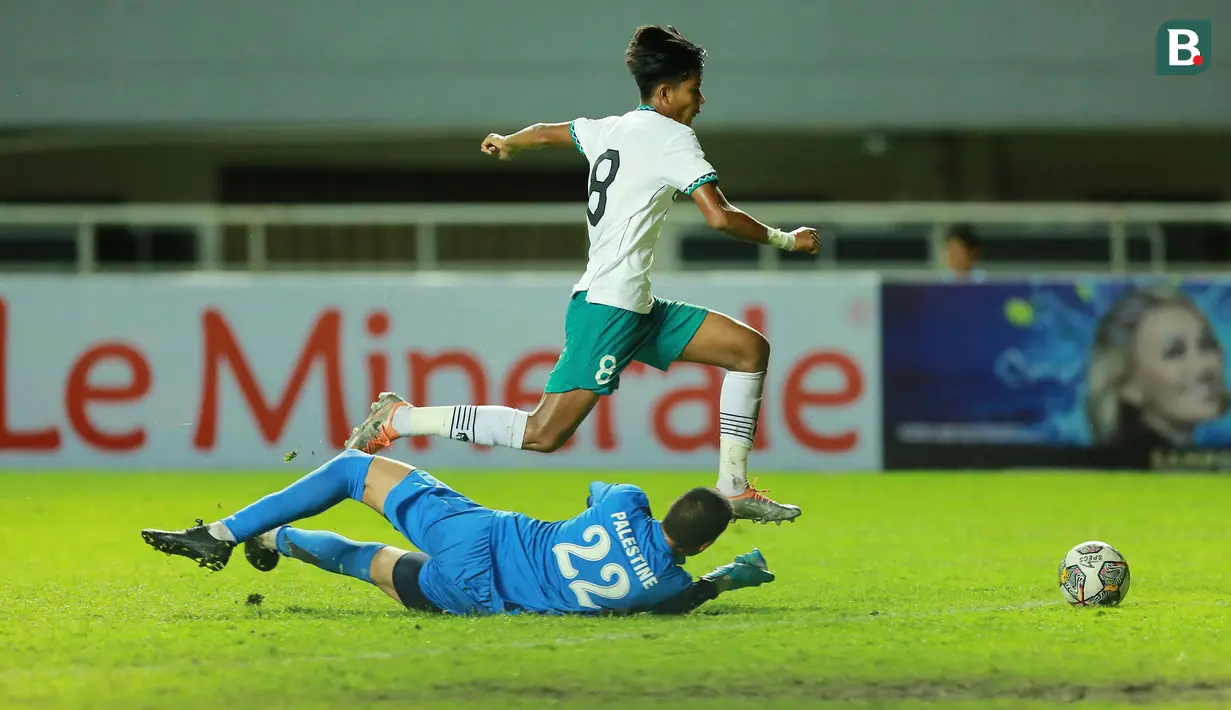 Timnas Indonesia U-17 sukses memetik kemenangan ketiga pada kualifikasi Piala Asia U-17. Palestina menjadi korban teranyar Arkhan Kaka dan kawan-kawan yang takluk dengan skor 0-2 di Stadion Pakansari, Bogor, Jumat (7/10/2022). Masih memimpin klasemen dengan poin 9, Timnas Indonesia U-17 mempunyai peluang lebih besar untuk lolos langsung ke Piala Asia U-17 2023 dibandingkan Malaysia yang baru mengoleksi 7 poin. Keduanya akan bertemu pada laga pamungkas grup. (Bola.com/M Iqbal Ichsan)