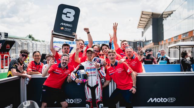 Veda Ega Pratama saat sukses finis ketiga pada balapan Moto3 Brasil di Sirkuit Ayrton Senna, Goiania. (Honda Team Asia)