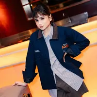 Untuk pertama kalinya setelah sekian lama, Tissa tampil dengan gaya rambut berponi, sebuah perubahan yang membuat wajahnya terlihat lebih fresh, lembut, dan effortless chic.  [@tissabiani].