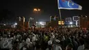 Massa peserta demo 4 November memenuhi Jalan Gatot Subroto, Jakarta, atau tepat di depan Gedung MPR/DPR RI, Jumat (4/11). Mereka terpaksa menginap di jalan depan Gedung DPR lantaran tak diizinkan masuk ke dalam komplek parlemen (Liputan6.com/Johan Tallo)