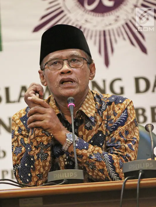 Ketum PP Muhammadiyah H. Haedar Nashir memberi keterangan di kantor PBNU, Jakarta, Jumat (23/3). Pertemuan membahas implementasi Islam yang damai dan toleran menuju Indonesia berkeadilan dalam menyongsong tahun politik. (Liputan6.com/Herman Zakharia)