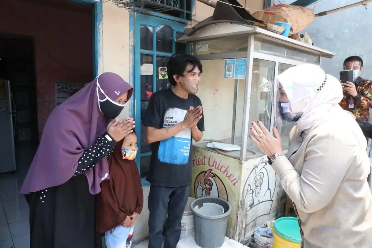 Menaker Ida Kunjungi Rumah Pekerja Penerima Bantuan Subsidi Upah Bekasi
