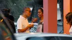 Presiden AS, Barack Obama berbincang dengan putri sulungnya, Malia sambil menikmati es serut saat libur Natal di Kailua, Hawai, AS, (24/12). Obama dan keluarganya akan berlibur selama 17 hari hingga awal Januari 2017. (REUTERS/Kevin Lamarque)