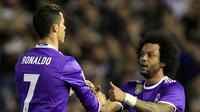 Satu gol Real Madrid ke gawang Valencia yang dicetak Cristiano Ronaldo tak lepas dari assist Marcelo. (AP Photo/Alberto Saiz)