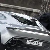 Salah satu adegan film yang menunjukan Daniel Craig keluar dari mobil mewah identik dengan agen rahasia. (Bintang/EPA)