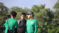 Direktur Teknik Timnas Indonesia Indra Sjafri saat berbincang dengan Pelatih Timnas Indonesia Shin Tae-yong di Training Ground Bali United, kawasan Pantai Purnama, Gianyar. (Bola.com/Maheswara Putra)