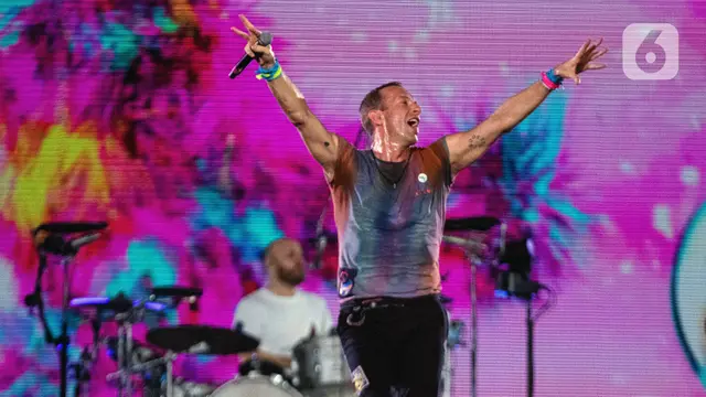 Aksi Panggung Coldplay di Jakarta Sukses Menghibur Puluhan Ribu Penggemar yang Sudah Lama Ingin Melihat Secara Langsung Penampilan Chris Martin dkk (Liputan6.com/Faizal Fanani)
