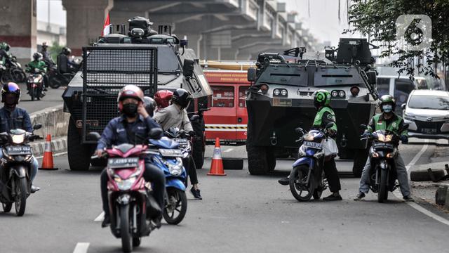 FOTO: Penyekatan PPKM Darurat, Kendaraan Taktis TNI-Polri Tutup Jalan Kalimalang
