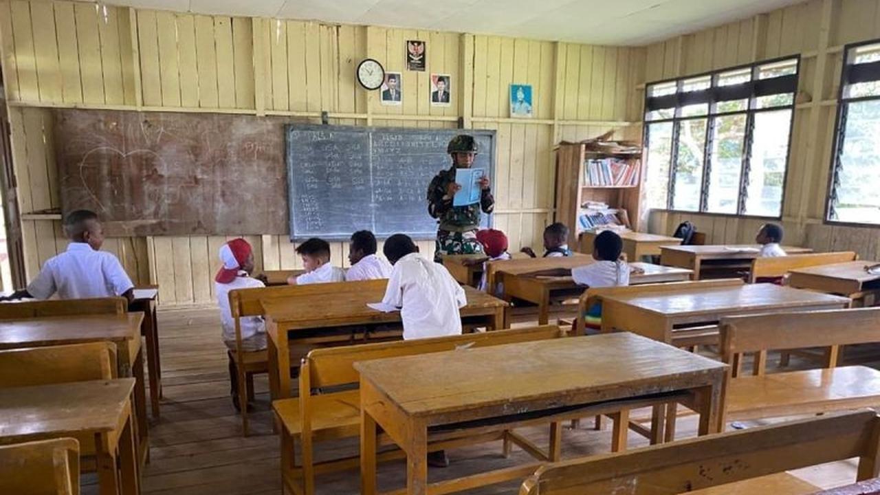 Prajurit TNI Mengajar di Pedalaman Papua: Satgas Yonif 521/DY Tingkatkan Mutu Pendidikan di Eragayam