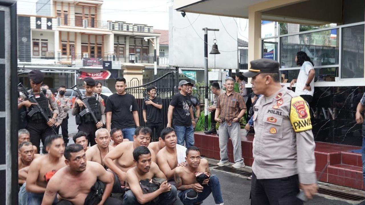 Kelima anggota ormas pemuda itu saat ini ditahan di Polres Tasikmalaya Kota.<br>