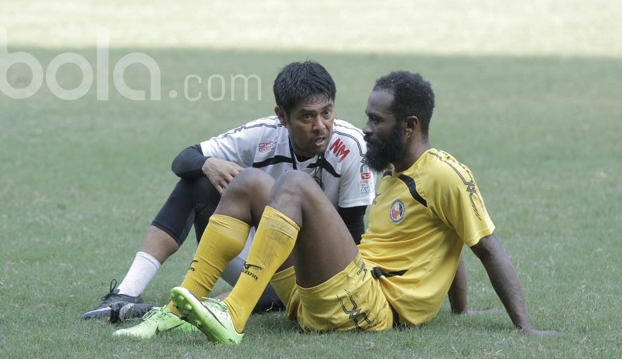Pelatih Semen Padang, Nil Maizar, berbincang dengan Didier Zokora, di sela sesi latihan di Stadion Patriot, Bekasi, Jumat, (19/05/2017). Latihan tersebut merupakan persiapan jelang lawan Bahayangkara FC. (Bola.com/M Iqbal Ichsan)
