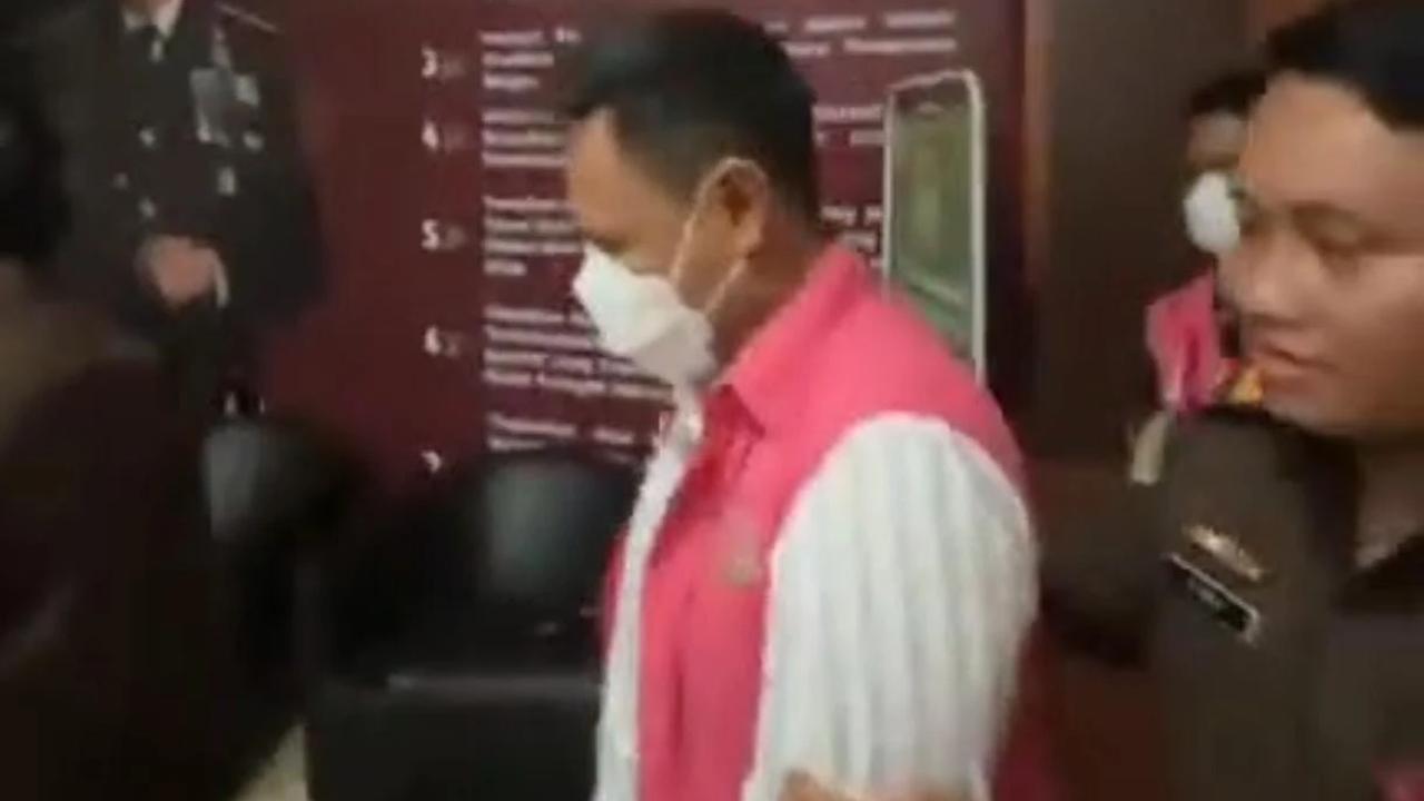 Kepala Kejari Pangkep, Jhon Ilef Malammasam mengumumkan Ketua, Anggota dan Sekretaris KPU Pangkep jadi Tersangka Korupsi, Diduga Atur Pengadaan Pilkada 2024