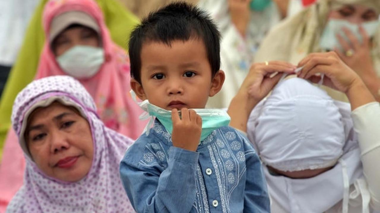 Ribuan warga Riau gelar salat minta hujan di tengah kabut asap