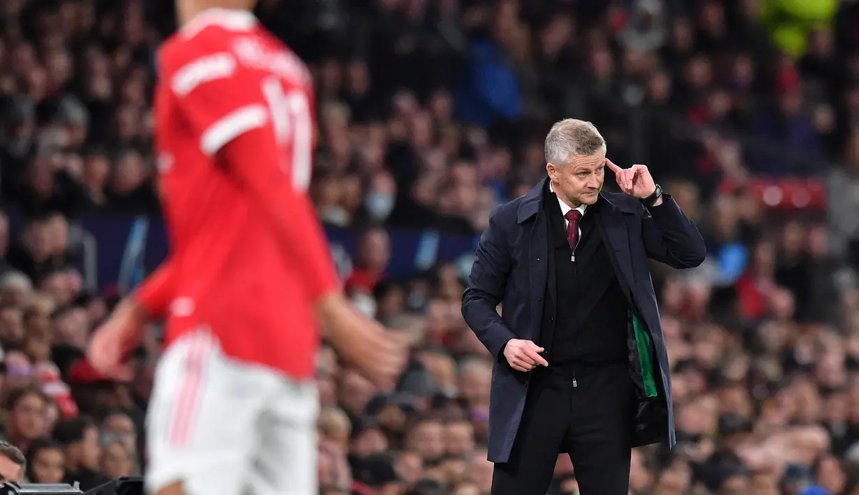 Pelatih Manchester United, Ole Gunnar Solskjaer menginstruksikan pemainnya saat bertanding melawan Villarreal pada pertandingan grup F Liga Champions di stadion Old Trafford, Inggris, Kamis (30/9/2021). Manchester United menang tipis atas Villareal 2-1. (AFP/Anthony Devlin)