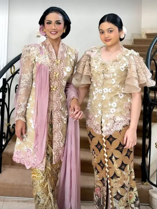 Amora Lemos tampil cantik dengan kebaya modifikasi berlengan ruffle warna cokelat beraksen pink [@krisdayantilemos]