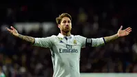 Bek Real Madrid, Sergio Ramos melakukan selebrasi usai mencetak gol ke gawang Real Betis pada lanjutan La Liga Spanyol di Stadion Bernabeu, Madrid, (13/3). Ramos menjadi penentu kemenangan Real Madrid atas Real Betis  2-1.  (AFP Photo / Gerard Julien)