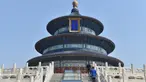 Wisatawan mengunjungi Hall of Prayer for Good Harvests di Kuil Surga, Beijing, China (29/4/2020). Kuil Surga, salah satu Situs Warisan Dunia UNESCO yang ditutup sementara akibat merebaknya COVID-19, membuka kembali tiga kompleks bangunan utamanya untuk umum pada Rabu (29/4). (Xinhua/Peng Ziyang)