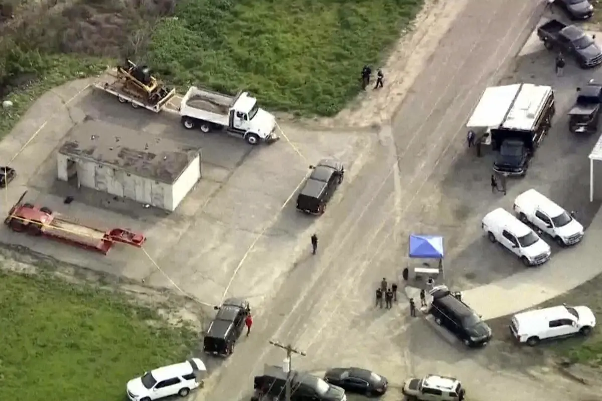 Sebuah ledakan selama latihan di dalam ruangan pada hari Rabu 13 Maret 2024 menyebabkan 16 anggota tim SWAT Departemen Sheriff Orange County California Selatan dilarikan ke rumah sakit.(KTLA Via AP)