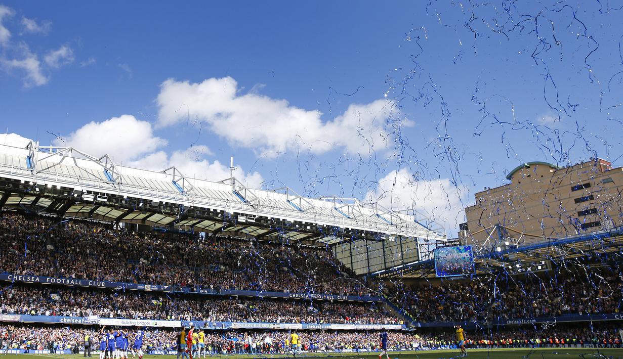 Pendukung Chelsea yang memadati Stamford Bridge turut bahagia melihat tim kesayangannya menjadi juara Liga Premier Inggris musim ini. (Reuters/Carl Recine)