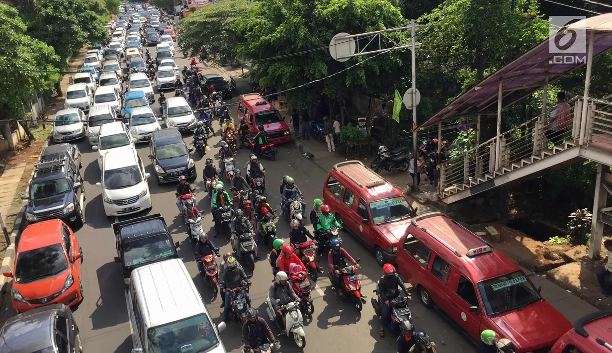 Kendaraan terjebak kemacetan saat melintas di kawasan Tanjung Barat, Jakarta Selatan, Senin (1/1). Tingginya volume kendaraan menyebabkan Jakarta tetap mengalami kemacetan meskipun pada saat libur Tahun Baru. (Liputan6.com/Immanuel Antonius)
