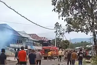 Tangkapan layar video detik-detik warga diduga melempari mobil Damkar di Lampung Barat. (Istimewa)