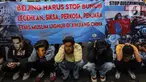 Mahasiswa membentangkan spanduk saat aksi demonstrasi di depan Kedutaan Besar (Kedubes) China, Jakarta, Jumat (30/9/2022). Dalam demo tersebut mahasiswa menuntut pemerintah China untuk menghentikan kekerasan terhadap umat muslim di China khususnya di Uighur serta masyarakat Tibet, Mongolia, Hongkong dan Taiwan. (Liputan6.com/Johan Tallo)