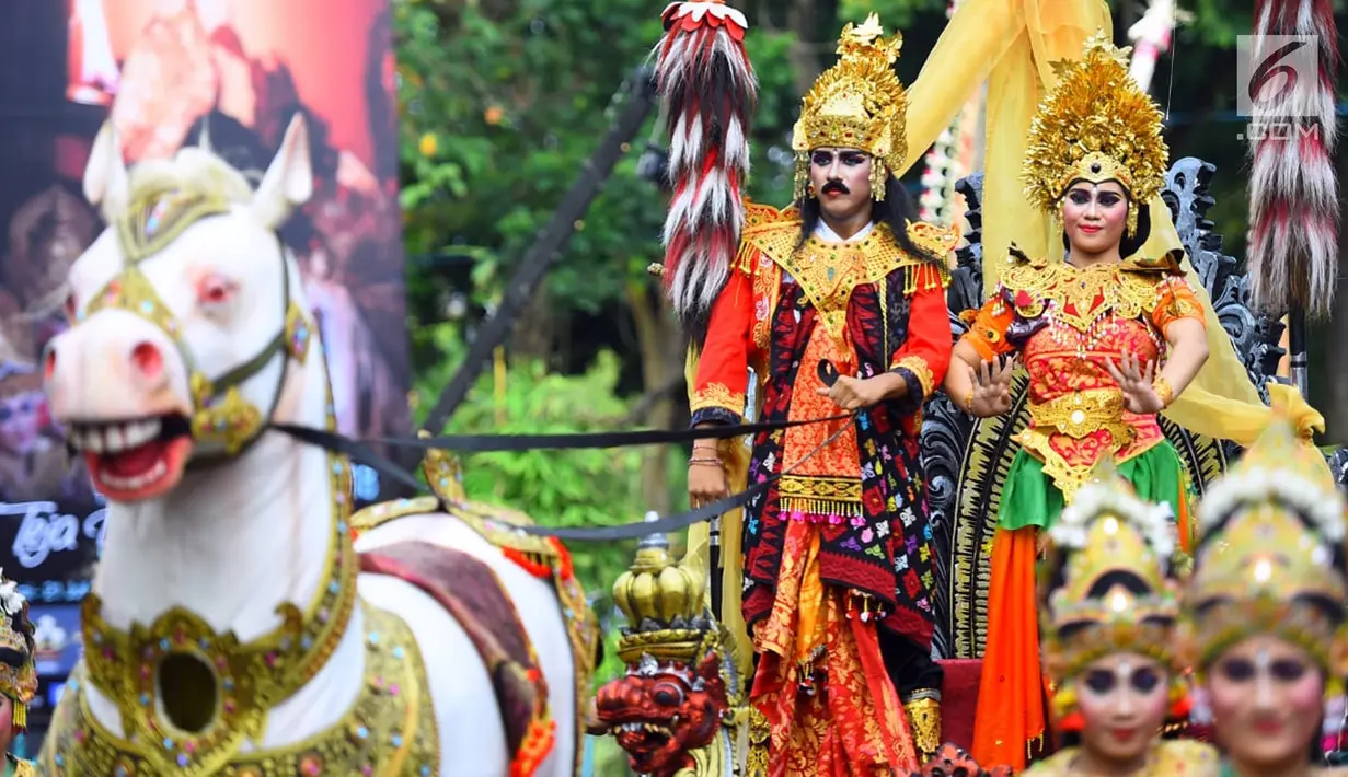 Sejumlah orang mengenakan kostum saat mengikuti pawai pembukaan Pesta Kesenian Bali (PKB) ke-40 yang dihadiri Presiden Jokowi di Bali (23/6). (Liputan6.com/Pool/Biro Pers Setpres)
