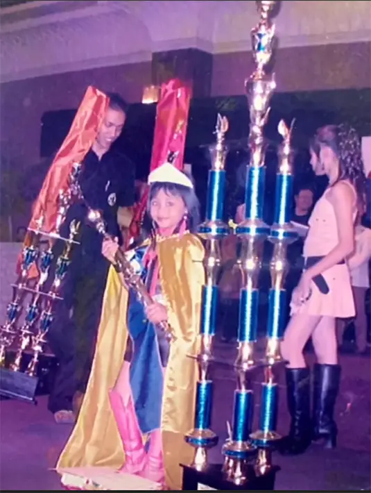 "Masa-masa bahagia datang dan pergi, tetapi kenangan masa kecil terbaik tetap selamanya," tulisnya sebagai caption dalam bahasa Inggris. [Instagram/marginw]