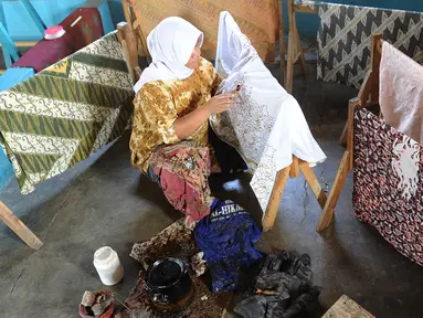 Seorang ibu membuat batik tulis di Kampung Batik Puswasedar kawasan Geopark Ciletuh, Sukabumi, Jawa Barat, Sabtu (22/9). Lebih dari 50 perempuan menekuni pembuatan batik tulis maupun cetak. (Merdeka.com/Arie Basuki)