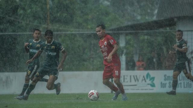 Gelandang sayap Persija, Novri Setiawan, saat beruji coba dengan Persikabo di Lapangan PSSN, Depok, Selasa (15/9/2020).